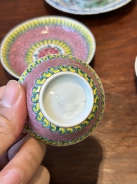 Een paar Chinese famille verte en een paar famille rose koppen en schotels, Kangxi/Yongzheng