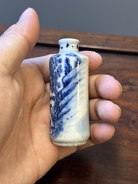 Zes Chinese blauw-witte snuifflessen, 19de eeuw