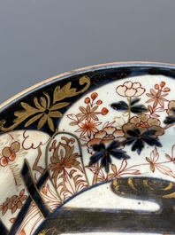 Plat en porcelaine Imari du Japon &agrave; d&eacute;cor de carpes, Edo, 17&egrave;me
