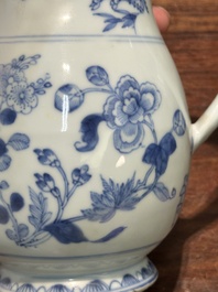 Twee Chinese blauw-witte dekselkannen met floraal decor, Yongzheng/Qianlong