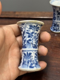 Deux coupes &agrave; pied et quatre vases miniatures de forme 'gu' en porcelaine de Chine en bleu et blanc, Kangxi