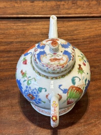 Th&eacute;i&egrave;re couverte en porcelaine de Chine famille rose &agrave; d&eacute;cor 'Pompadour', Qianlong