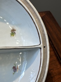 Une terrine couverte &agrave; deux compartiments et une assiette monogramm&eacute;e en porcelaine de Chine famille rose de Canton, 19&egrave;me