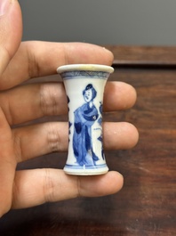 Deux coupes &agrave; pied et quatre vases miniatures de forme 'gu' en porcelaine de Chine en bleu et blanc, Kangxi
