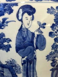Vase en porcelaine de Chine en bleu et blanc &agrave; d&eacute;cor des 'Longues Dames', Kangxi
