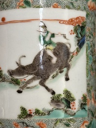Een Chinese famille verte penselenpot met figuratief decor, 19e eeuw