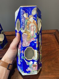 Paire de rares porte-chapeaux en porcelaine de Chine famille rose sur fond bleu &agrave; d&eacute;cor de 'huit immortels', marque et &eacute;poque de Tongzhi