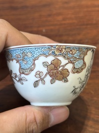 Een Chinese famille rose en grisaille kop en schotel met Xiwangmu die een perzik aangeboden krijgt, Yongzheng