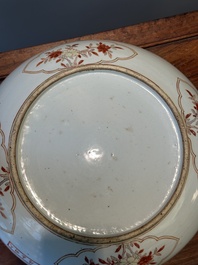 Grand plat en porcelaine de Chine wucai &agrave; d&eacute;cor figuratif et floral, marque de Jiajing, &eacute;poque Transition