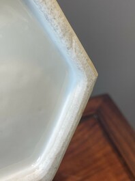 Paire de rares porte-chapeaux en porcelaine de Chine famille rose sur fond bleu &agrave; d&eacute;cor de 'huit immortels', marque et &eacute;poque de Tongzhi