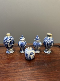 Vijf Chinese blauw-witte vazen, Kangxi