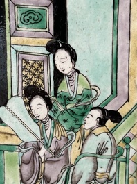 Een grote vierkante Chinese verte biscuit 'Roman van de Drie Koninkrijken' vaas, 19e eeuw
