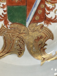 Un plat armori&eacute; et une assiette aux armes de De Heere pour le march&eacute; hollandais en porcelaine de Chine, Qianlong
