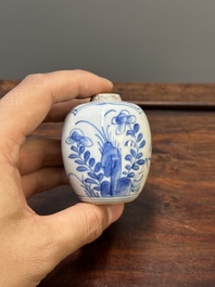 Vijf Chinese blauw-witte vazen, Kangxi
