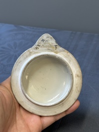 Une cruche en porcelaine de Chine famille rose sur fond vert  &agrave; d&eacute;cor de dragons et un plat &agrave; decor 'sept sages' et &agrave; bord de dragons, 19&egrave;me
