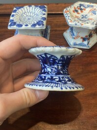 Een paar Chinese blauw-witte vazen en vier zoutvaten in blauw-wit, famille rose en Imari-stijl, Kangxi/Qianlong