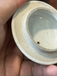 Een Chinese vergulde famille rose theepot, Yongzheng