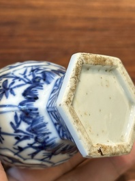 Deux verseuses couvertes en porcelaine de Chine en bleu et blanc, Kangxi