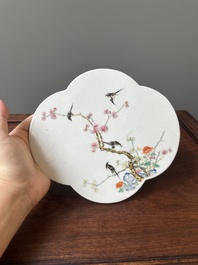 Paire de plaques en porcelaine de Chine famille rose &agrave; d&eacute;cor d'oiseaux parmi des branches fleuries, 19&egrave;me