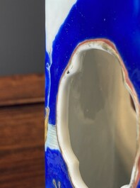 Paire de rares porte-chapeaux en porcelaine de Chine famille rose sur fond bleu &agrave; d&eacute;cor de 'huit immortels', marque et &eacute;poque de Tongzhi