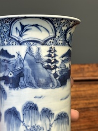 Garniture de cinq vases en porcelaine de Chine en bleu et blanc &agrave; d&eacute;cor de paysage, 19&egrave;me