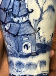 Garniture de cinq vases en porcelaine de Chine en bleu et blanc &agrave; d&eacute;cor de paysage, 19&egrave;me