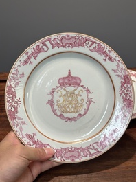 Een paar gemonogrammeerde Chinese roze-ge&euml;mailleerde borden en een paar koppen en schotels met wapendeor, Yongzheng/Qianlong