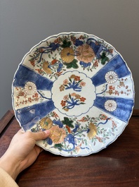 A Chinese verte-Imari dish with floral decor, Kangxi
