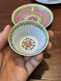Een paar Chinese famille verte en een paar famille rose koppen en schotels, Kangxi/Yongzheng