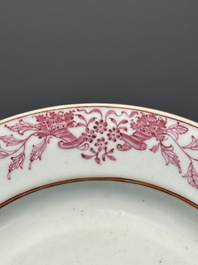 Een paar gemonogrammeerde Chinese roze-ge&euml;mailleerde borden en een paar koppen en schotels met wapendeor, Yongzheng/Qianlong