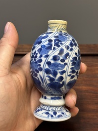 Vijf Chinese blauw-witte vazen, Kangxi