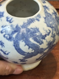 Een paar Chinese blauw-witte dekselvazen en drie potten, 19e eeuw