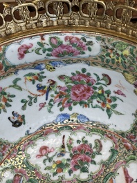 Twee Chinese Canton famille rose kommen met vergulde bronzen monturen, 19e eeuw