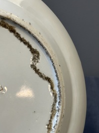 Une paire d'assiettes en porcelaine de Chine en bleu et blanc surd&eacute;cor&eacute; en Canton, une assiette aux gar&ccedil;ons jouant et une assiette ajour&eacute;e, 19&egrave;me
