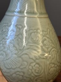 Vase en porcelaine de Chine en c&eacute;ladon monochrome &agrave; d&eacute;cor floral incis&eacute;, Kangxi