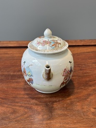 Een Chinese vergulde famille rose theepot, Yongzheng