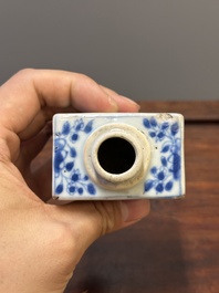 Deux vases, deux pichets miniatures et une bo&icirc;te &agrave; th&eacute; en porcelaine de Chine en bleu et blanc, Kangxi