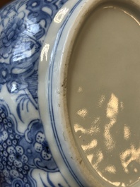 Paire de sauci&egrave;res et terrines couvertes en porcelaine de Chine en bleu et blanc, Qianlong