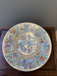 Twee Chinese Canton famille rose schotels met figuratief decor, 19e eeuw