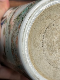 Een Chinese famille verte penselenpot met figuratief decor, 19e eeuw