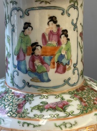 Een paar Chinese Canton famille rose vazen met houten sokkel, 19e eeuw