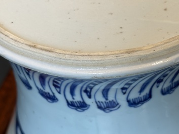 Rare vase en porcelaine de Chine en bleu et blanc &agrave; d&eacute;cor floral, Kangxi