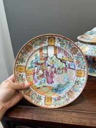 Een Chinese Canton famille rose dekselterrine  met bijbehorend bord, 19e eeuw