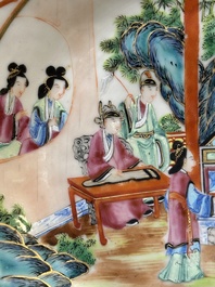 Twee Chinese Canton famille rose schotels met figuratief decor, 19e eeuw