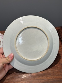 Een paar gemonogrammeerde Chinese roze-ge&euml;mailleerde borden en een paar koppen en schotels met wapendeor, Yongzheng/Qianlong
