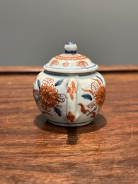 Een Chinese Imari-stijl miniatuur theepot, Kangxi
