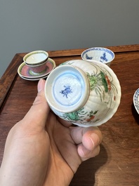 Een paar Chinese famille verte en een paar famille rose koppen en schotels, Kangxi/Yongzheng