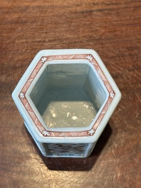 Een hexagonale Chinese famille rose penselenbeker, Yongzheng
