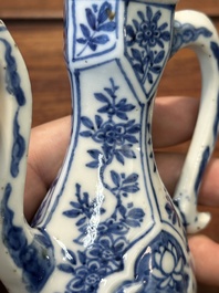 Deux verseuses couvertes en porcelaine de Chine en bleu et blanc, Kangxi