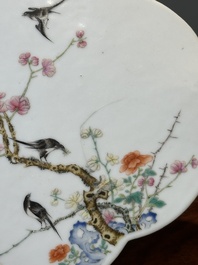 Paire de plaques en porcelaine de Chine famille rose &agrave; d&eacute;cor d'oiseaux parmi des branches fleuries, 19&egrave;me